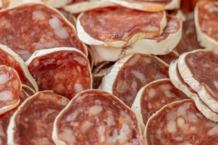 Téléchargez les photos : Salami maison, chorizo et autres saucisses salées. Saucisses séchées coupées en fines tranches - en image libre de droit
