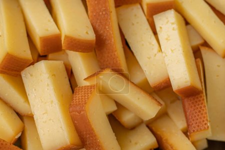 Téléchargez les photos : Snacks au fromage dans un récipient. Fromage en tranches de différentes formes. Plateau de fromages pour la célébration - en image libre de droit