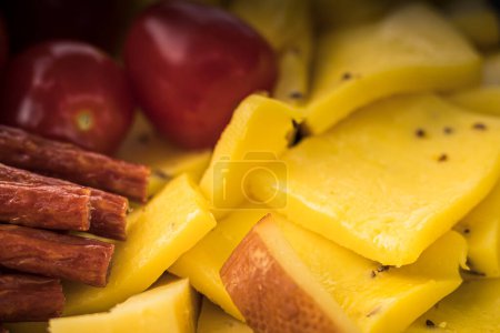 Photo pour Snacks au fromage dans un récipient. Fromage en tranches de différentes formes. Plateau de fromages pour la célébration - image libre de droit