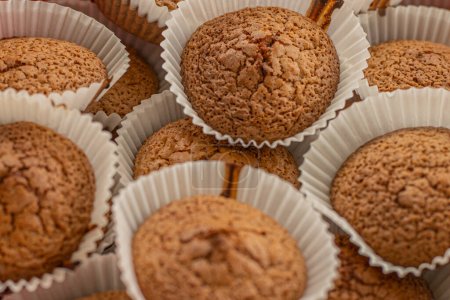 Die Schokoladenmuffins wurden hergestellt. Muffins mit Schokoladenfüllung