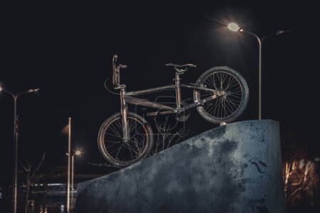 Foto de Un monumento a la bicicleta en honor a un atleta. Bicicleta BMX en el monumento. - Imagen libre de derechos