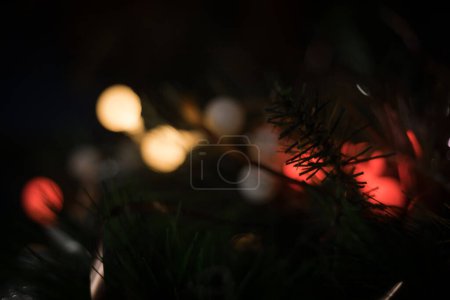 Foto de Árbol de Navidad azul con luces y adornos festivos. El adorno azul del árbol de Navidad ilumina la noche con alegría. - Imagen libre de derechos
