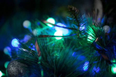 Foto de Árbol de Navidad azul con luces y adornos festivos. El adorno azul del árbol de Navidad ilumina la noche con alegría. - Imagen libre de derechos