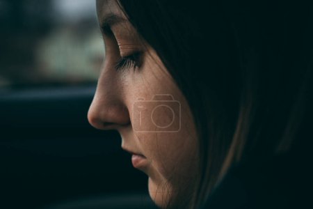 Téléchargez les photos : Une mystérieuse silhouette féminine sur fond brumeux, ses traits et émotions se voient sur le visage - en image libre de droit