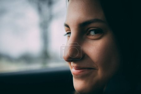 Foto de Una silueta femenina misteriosa sobre un fondo brumoso, sus rasgos y emociones se pueden ver en la cara - Imagen libre de derechos