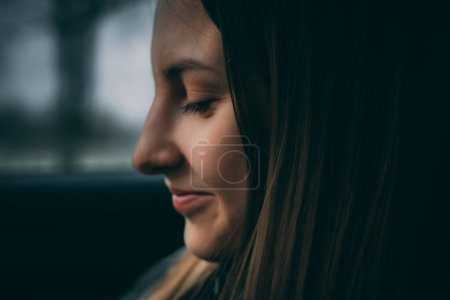 Foto de Una silueta femenina misteriosa sobre un fondo brumoso, sus rasgos y emociones se pueden ver en la cara - Imagen libre de derechos