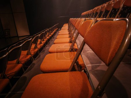 Foto de Pequeño salón de teatro con sillas plegables - Imagen libre de derechos