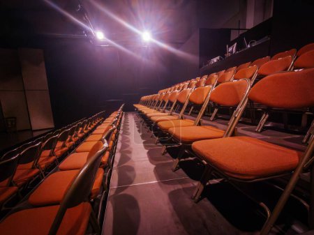 Foto de Pequeño salón de teatro con sillas plegables - Imagen libre de derechos