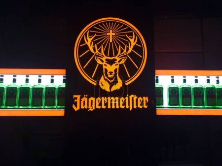 Téléchargez les photos : Boissons alcoolisées Jagermeister au bar Publicité. - en image libre de droit
