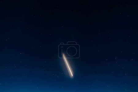 Foto de Estrella fugaz en el cielo. Un meteorito arde en la atmósfera - Imagen libre de derechos