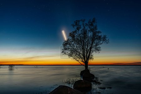 Sternschnuppe am Himmel. Ein Meteorit verbrennt in der Atmosphäre