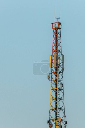 Kommunikationsturm bei Sonnenuntergang. Internetantenne auf der Turmspitze