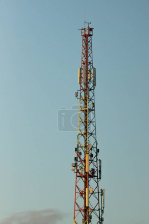 Kommunikationsturm bei Sonnenuntergang. Internetantenne auf der Turmspitze