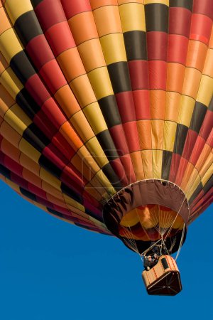 Téléchargez les photos : "montgolfière multicolore se levant à Akansas Valley Festival" - en image libre de droit