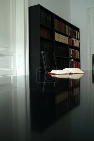 Foto de Libro abierto sobre mesa oscura - Imagen libre de derechos