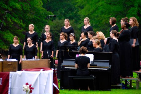 Téléchargez les photos : Orchestre de graduation dans le parc - en image libre de droit