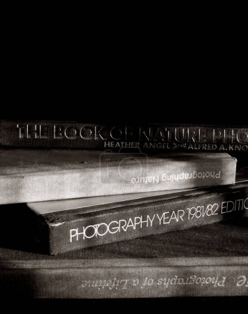 Téléchargez les photos : "Pile de livres de photographie, noir et blanc" - en image libre de droit