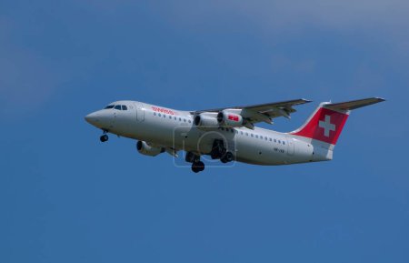 Foto de Swissair BAe-146 en el cielo - Imagen libre de derechos