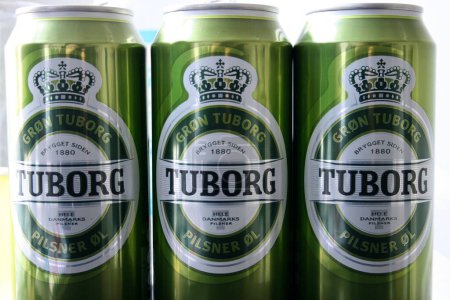 Foto de Tuborg latas de cerveza, vista de cerca - Imagen libre de derechos