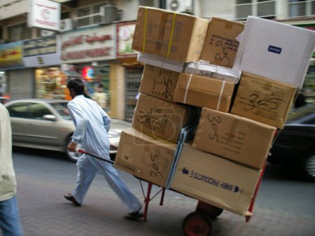 Téléchargez les photos : Homme portant des boîtes à Deira Soukh, Dubaï - en image libre de droit