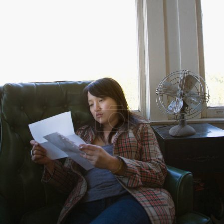 Téléchargez les photos : Lettre de lecture femme à la maison - en image libre de droit