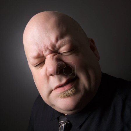 Téléchargez les photos : Homme expression faciale sur fond gris - en image libre de droit