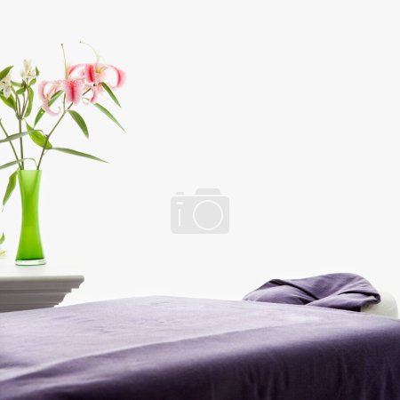 Téléchargez les photos : Table de massage au spa - en image libre de droit