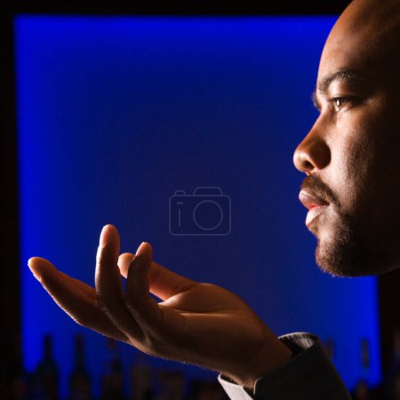 Téléchargez les photos : Portrait d'homme sur fond bleu - en image libre de droit