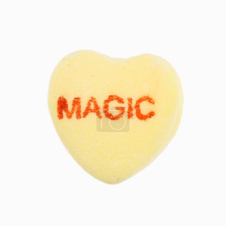 Téléchargez les photos : Coeur de bonbons sur fond blanc - en image libre de droit