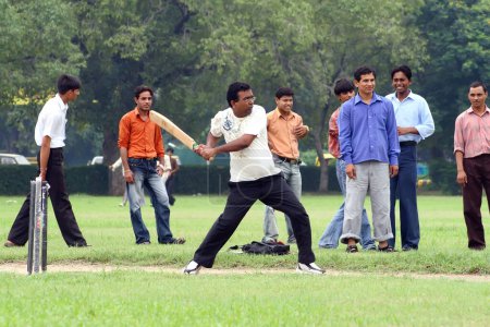 Foto de Partido de cricket. Hombres indios jugando cricket - Imagen libre de derechos
