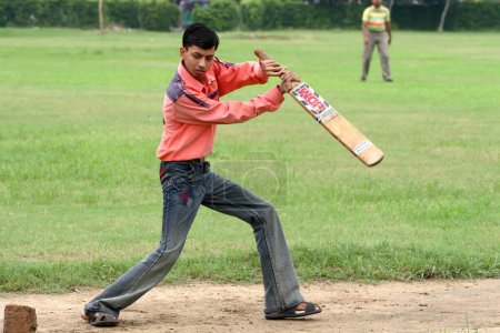 Foto de Niño jugando partido de cricket - Imagen libre de derechos