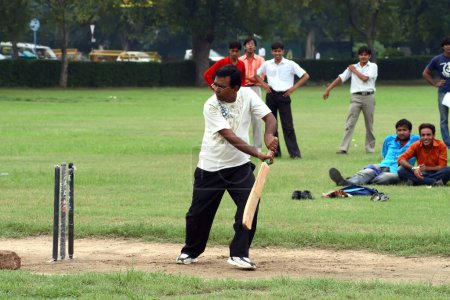 Téléchargez les photos : Match de cricket. Hommes indiens jouant au cricket - en image libre de droit