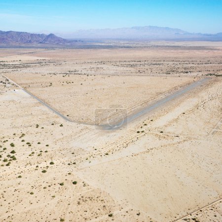 Foto de Franja de aterrizaje en el desierto - Imagen libre de derechos