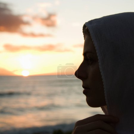 Téléchargez les photos : Profil de woman au coucher du soleil - en image libre de droit