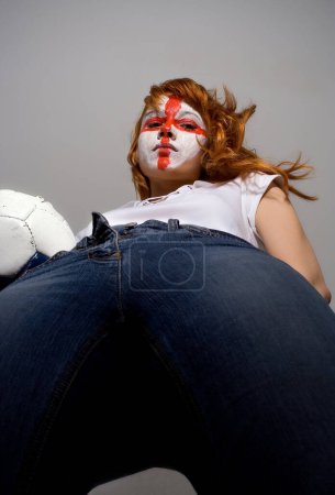 Téléchargez les photos : Ventilateur de football femme avec visage peint - en image libre de droit