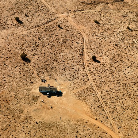 Téléchargez les photos : Remorque maison dans le désert - en image libre de droit