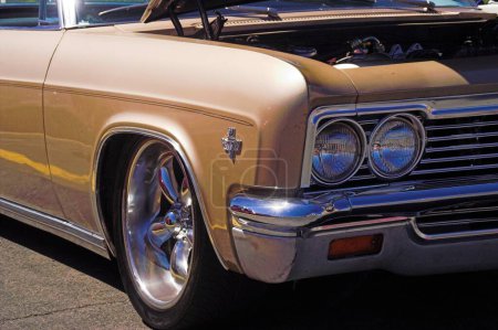 Téléchargez les photos : "Classic 60s Chevy Impala" - en image libre de droit
