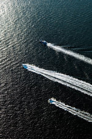 Téléchargez les photos : Trois bateaux en mer vue aérienne - en image libre de droit