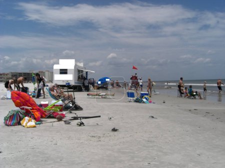 Foto de Playa de arena con turistas descansando - Imagen libre de derechos