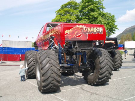 Foto de Monstruo camión en el espectáculo en el día - Imagen libre de derechos
