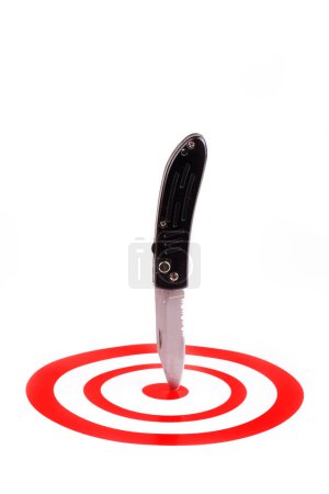 Téléchargez les photos : Bullseye and knife on background, close up - en image libre de droit