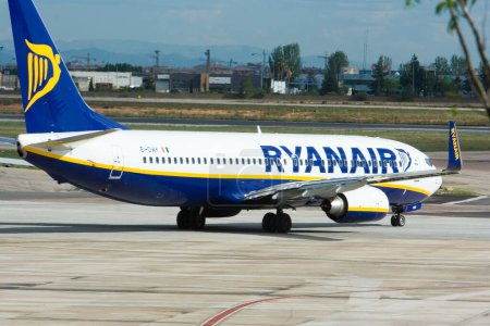 Téléchargez les photos : Avion Ryanair à l'aéroport - en image libre de droit