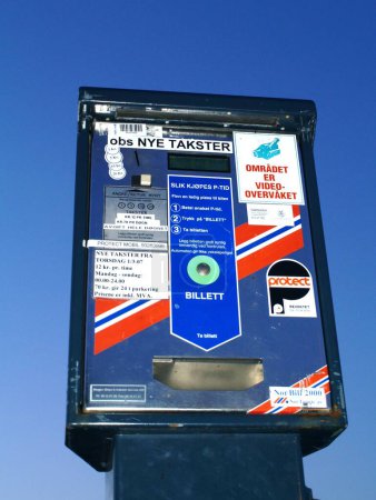 Téléchargez les photos : Parking guichet automatique dans la rue - en image libre de droit