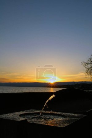 Téléchargez les photos : Coucher de soleil sur le lac - en image libre de droit