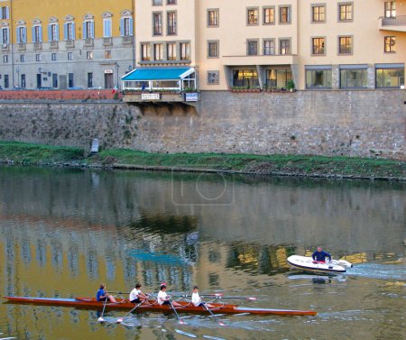Téléchargez les photos : Pratique en équipe d'aviron à Florence, Italie - en image libre de droit