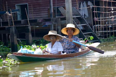 Téléchargez les photos : Femme flottant le long de la rivière - en image libre de droit