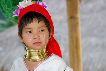 Foto de Niño con muchos anillos de oro en el cuello - Imagen libre de derechos