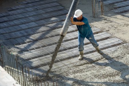 Foto de Constructor masculino que trabaja con cemento - Imagen libre de derechos