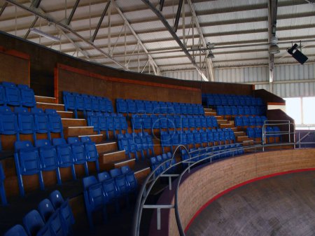Téléchargez les photos : Velodrome Spectator zone avec sièges vides - en image libre de droit