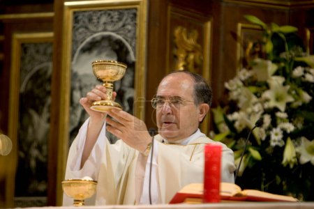 Téléchargez les photos : Prêtre catholique à l'église - en image libre de droit